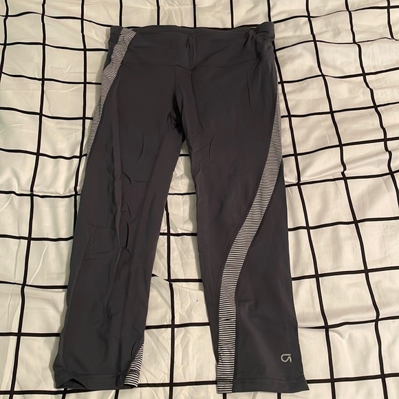 Women’s cropped athletic leggings size small - Picture 1 of 5